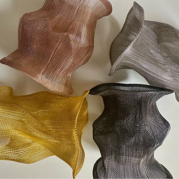 Large artsy gold tone free form sculptural crumpled metal mesh cuff bracelet - Picture 3 of 6